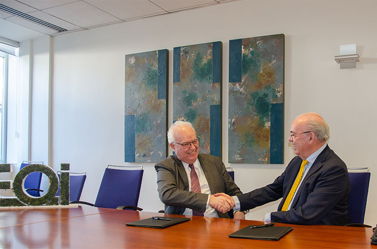 José Oriol Sala Arlandis y Galo Gutiérrez Monzonis dándose la mano tras la firma del Protocolo de Colaboración